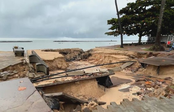 Chuva no Grande Recife alaga ruas, suspende aulas e abre cratera em orla