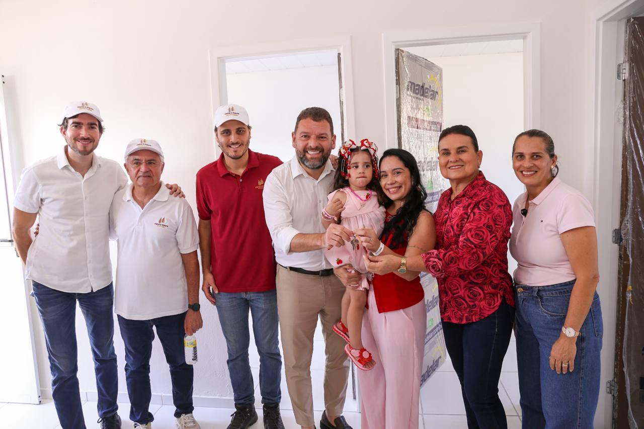 Prefeita Elcione participa da entrega de chaves da casa própria pelo programa Morar Bem PE